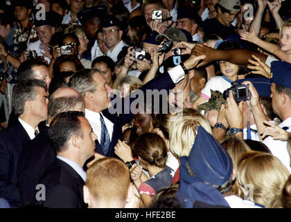 031023-N-7683J-103 Pearl Harbor, Hawaii (ott. 23, 2003) - Presidente George W Bush scuote le mani in mezzo alla folla che si sono riuniti a Hickam Air Force Base, Hawaii, prima della sua partenza a bordo di Air Force One. Il presidente Bush arrestato in Hawaii al suo ritorno dalla Cooperazione economica Asia-Pacifico (APEC) in Thailandia, la Philip la sicurezza e la lotta contro il terrorismo con leader stranieri. L'APEC è il principale forum per facilitare la crescita economica, la cooperazione, gli scambi e gli investimenti in Asia- Pacifico. Stati Uniti Navy foto dal fotografo di Mate 2a classe Jason L. Jacobowitz ha (rilasciato) noi N Foto Stock