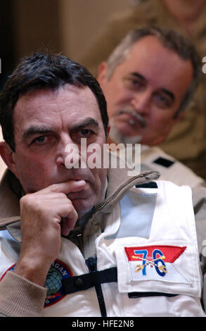 040722-N-8148A-069 Oceano Pacifico (Luglio 22, 2004) - attore Tom Selleck ascolta per un briefing di sicurezza condotta dalla Cmdr. Carl Garbelotti, responsabile della sicurezza, prima di osservare le operazioni di volo a bordo della USS Ronald Reagan (CVN 76). La nave sta completando il suo viaggio da Norfolk, Virginia, circumnavigando l America del Sud e moor presso il suo nuovo homeport di San Diego il 23 luglio. Mentre in transito, la nave ha visitato i porti di Rio de Janeiro, Brasile, Valparaiso, Cile e Callao, Perù. Stati Uniti Navy foto di PhotographerÕs Mate 3° di classe Kitt Amaritnant. (Rilasciato) Navy US 040722-N-8148-069 un attore Tom Selleck elenco Foto Stock