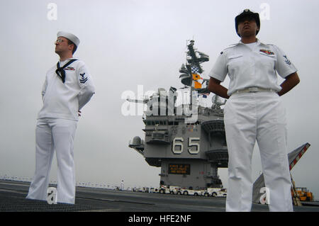 040723-N-6239B-013 Oceano atlantico (Luglio 22, 2004)-- Come la nave tira nella porta a Norfolk, Virginia, marinai 'man le rotaie' sul ponte di volo della centrale nucleare powered portaerei USS Enterprise (CVN 65). La nave e il suo equipaggio sono di ritorno dopo aver partecipato in estate 2004 impulsi. Estate impulso è la distribuzione simultanea di sette aerei sciopero portante gruppi (CSGs), dimostrando la capacità della marina di fornire credibili la potenza di combattimento in tutto il mondo, in cinque teatri con altri Stati Uniti, alleati, e la coalizione di forze militari. Estate impulso è la Marina la prima implementazione sotto la sua nuova flotta Foto Stock