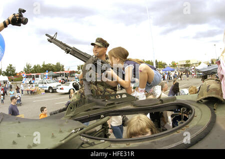 040803-N-6477M-125 Everett, Washington, (Agosto 03, 2004) - Master in corrispondenza di bracci 2a classe Michael Hinton, assegnato alla stazione navale di Everett, aiuta i bambini locali godono di loro fesa vista di un altamente mobili multiuso di veicolo su ruote (HMMWV). Locali di città e la sicurezza militare reparti hanno partecipato alla nazionale di notte evento tenutosi a Everett Mall. Stati Uniti Navy foto dal fotografo di Mate 2a classe Eli J. Medellin (rilasciato) Navy US 040803-N-6477M-125 Master in corrispondenza di bracci 2a classe Michael Hinton, assegnato alla stazione navale di Everett, aiuta i bambini locali godono di loro fesa vista di un altamente multiuso Mobile Foto Stock