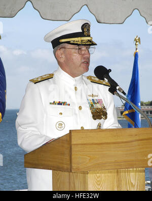 040806-N-2468S-001 Yokosuka, Giappone (Agosto 6, 2004) - Comandante, U.S. Flotta del Pacifico, ADM. Walter Doran, indirizzi il pubblico durante la settima modifica della flotta del comando cerimonia di premiazione che si terrà a bordo della classe di Austin il comando nave USS Coronado (AGF 11). Vice Adm. Jonathan Greenert alleviato Vice Adm. Robert Willard come settimo comandante della flotta. Stati Uniti Navy foto dal fotografo di Mate 2a classe Terry Spagna (rilasciato) Navy US 040806-N-2468S-001 Commander, U.S. Flotta del Pacifico, ADM. Walter Doran, indirizzi il pubblico durante la settima modifica della flotta del comando cerimonia di premiazione che si terrà a bordo della classe di Austin nave di comando US Foto Stock