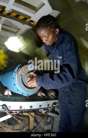 040810-N-9458H-028 Oceano Pacifico (Agosto 10, 2004) - Airman Takiya Minter, da Brooklyn, N.Y., installa il perno di sicurezza in un contrassegno 83 general-purpose pratica bomba in una rivista di armi a bordo della portaerei USS Kitty Hawk (CV 63). I perni garantire uno spostamento sicuro e caricamento di proiettili di artiglieria. Attualmente in corso nella settima flotta area di responsabilità (AOR), Kitty Hawk dimostra proiezione di potenza e controllo del mare come il mondo solo permanentemente in avanti schierate portaerei, operando da Yokosuka, Giappone. Stati Uniti Navy foto dal fotografo compagno del 3° di classe Patrick Hutchison (rilasciato) US Foto Stock