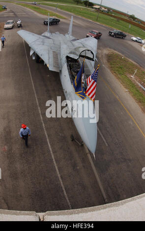 Un F-14A Tomcat è trasportato il 19,5 miglia da San Angelo aeroporto regionale di Goodfellow Air Force Base in Texas ad una velocità di 5 MPH dopo essere stata smantellata dalla Marina Militare. Questo F-14A è stato il primo F-14A essere smantellata dalla Marina militare ed è stato acquistato da Goodfellow AFB per $20.000 per essere utilizzati per la formazione mediante la 312Training Squadron incendio dell Accademia di formazione. Il piano dei motori, armi e relativi sistemi dovevano essere rimossi prima del trasporto di Goodfellow AFB e alcune alterazioni di sicurezza dovranno essere apportate al piano per essere utilizzato per la formazione. Navy US 040813-F-0017M-002 decommissionata Foto Stock