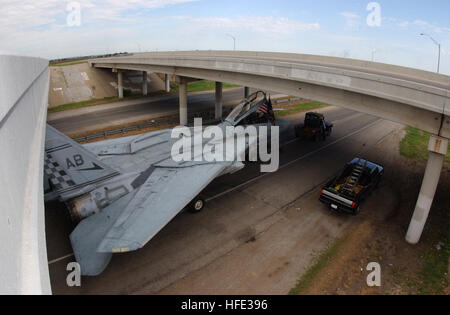 Solo la cancellazione del piede 16 gioco di un cavalcavia da una distanza di pochi centimetri, un F-14A Tomcat termina l'ultimo tratto del 19,5 miglia da San Angelo aeroporto regionale di Goodfellow Air Force Base in Texas ad una velocità di 5 MPH dopo essere stata smantellata dalla Marina Militare. Questo F-14A è stato il primo F-14A essere smantellata dalla Marina militare ed è stato acquistato da Goodfellow AFB per $20.000 per essere utilizzati per la formazione mediante la 312Training Squadron incendio dell Accademia di formazione. Il piano dei motori, armi e relativi sistemi dovevano essere rimossi prima del trasporto di Goodfellow AFB e alcune alterazioni di sicurezza dovrà essere reso f Foto Stock