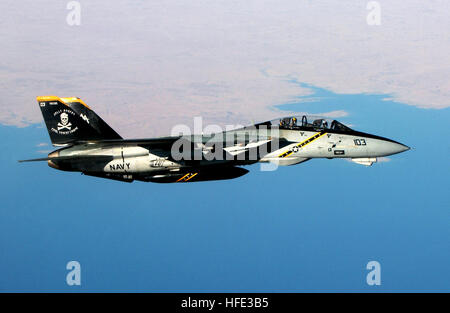 040814-F-6740T-173 iracheno lo spazio di aria (Agosto 14, 2004) - Un F-14B Tomcat assegnato al "Jolly Rogers' del Fighter Squadron uno zero tre (VF-103) vola sopra l'Iraq durante una missione di combattimento a sostegno dell'Operazione Iraqi Freedom (OIF). VF-103 è attualmente assegnato al Carrier aria Wing diciassette (CVW-17), imbarcato a bordo della portaerei USS John F. Kennedy (CV 67). Questo è il finale F-14 Tomcat deployment per VF-103 come essi saranno il trasferimento all'F/A-18F Super Hornet quando tornano dalla distribuzione. Stati Uniti Air Force photo by Staff Sgt. Lee O. Tucker (rilasciato) Navy US 040814-F-6740T-173 un F-1 Foto Stock