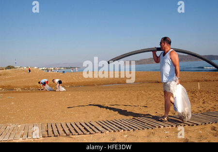 040820-N-0780F-002 Stalos, Creta, Grecia (Agosto 20, 2004) - Utilitiesman 1a classe John Gillespie, assegnato a U.S. Supporto navale attività Souda Bay, porta il cestino trovato sulla spiaggia Stalos. La spiaggia è una delle poche spiagge di nidificazione sull'isola per la minacciata (Caretta Caretta caretta) Sea Turtle. La spiaggia pulita fino è stato istituito in collaborazione con Archelon, la tartaruga di mare società di protezione della Grecia e il NEA Kydonias Sindaco dell'Ufficio. Stati Uniti Navy foto di Paul Farley (rilasciato) Navy US 040820-N-0780F-002 Utilitiesman 1a classe John Gillespie, assegnato a U.S. Supporto navale attività Souda B Foto Stock