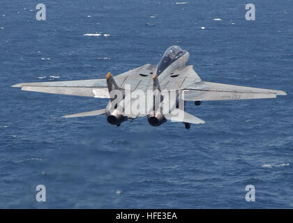 040820-N-4374S-003 Golfo Arabico (Agosto 20, 2004) - Un F-14B Tomcat assegnato all'ÒJolly RogersÓ del Fighter Squadron uno zero tre (VF-103) lancia off il ponte di volo a bordo della portaerei USS John F. Kennedy (CV 67). Kennedy e Carrier aria Wing diciassette (CVW-17) sono operativi in 5TH flotta area di responsabilità, lo svolgimento di missioni a sostegno dell'Operazione Iraqi Freedom (OIF). Unità del Kennedy Strike gruppo stanno lavorando a stretto contatto con Corps-Iraq multinazionali e le forze irachene a portare stabilità al governo sovrano dell'Iraq. Stati Uniti Navy foto di PhotographerÕs Mate 2° Clas Foto Stock