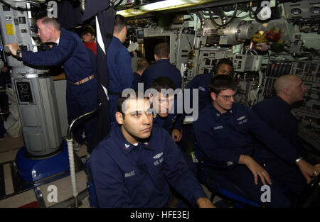 040820-N-6811L-013 Oceano Pacifico (Agosto 20, 2004) - Comandante, USS Portsmouth (SSN 707) della Cmdr. Kevin R. Brenton guarda attraverso il periscopio nella sala di controllo mentre il suo stand watchstanders un vigile guardare . Portsmouth, una Los Angeles-classe attacco veloce sottomarino, è in transito a Norfolk, Virginia, dove ella è prevista per lo smantellamento in settembre 2004. Stati Uniti Navy foto dal fotografo di mate 1. Classe David A. PRELIEVO (rilasciato) Navy US 040820-N-6811L-013 Comandante, USS Portsmouth (SSN 707) della Cmdr. Kevin R. Brenton guarda attraverso il periscopio nella sala di controllo mentre il suo watchstan Foto Stock