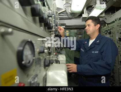 040828-N-4374S-003 Golfo Arabico (Agosto 28, 2004) - Elettronica tecnico di terza classe Richard Cordova regola la frequenza su un/URT-23D trasmettitore ad alta frequenza a bordo del missile cruiser USS Vicksburg (CG 69). Vicksburg è parte dell'USS John F. Kennedy (CV 67) il vettore Strike gruppo (CSG) ed è attualmente operativo in Quinta Flotta area di responsabilità a sostegno dell'Operazione Iraqi Freedom (OIF). Unità del Kennedy CSG stanno lavorando a stretto contatto con Corps-Iraq multinazionali e le forze irachene a portare stabilità al governo sovrano dell'Iraq. Stati Uniti Navy foto dal fotografo ma Foto Stock