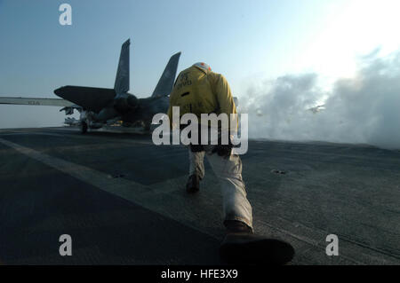 040904-N-4565G-007 Golfo Arabico (sett. 4, 2004) - Lt. La Cmdr. Robert Lacy, di Richmond, Virginia, segnali il lancio di un F-14B Tomcat assegnato all'ÒJolly RogersÓ del Fighter Squadron uno zero tre (VF-103) durante le operazioni di volo a sostegno dell'Operazione Iraqi Freedom (OIF). La F-14 Tomcat è un supersonico, twin-motore, scansione variabile-wing fighter progettato per attaccare e distruggere gli aeromobili in tutte le condizioni atmosferiche. Kennedy e avviato Carrier aria Wing diciassette (CVW-17) sono operativi in la Quinta Flotta area di responsabilità (AOR) a sostegno dell'Operazione Iraqi Freedom (OIF). Unità del Kennedy Foto Stock