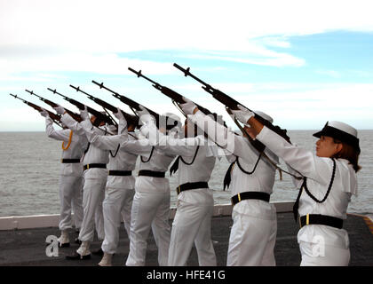 040909-N-6264H-001 Oceano Pacifico (sett. 9, 2004) Ð velisti assegnati per il cerimoniale di guardia d'onore a bordo della portaerei USS Carl Vinson (CVN 70) rendere un 21-gun omaggio per una sepoltura in mare cerimonia per onorare il passaggio di un ex shipmate. Vinson è in transito per aree operative off il Southern California coast to join Carrier aria Wing nove (CVW-9) e altre forze da Carl Vinson Carrier Strike gruppo (CSG) per l'inizio della loro formazione composita dell'Unità Esercizio (COMPTUEX). Stati Uniti Navy foto dal fotografo compagno del 3° di classe Aaron E. Hampton (rilasciato) Navy US 040909-N-6264H-001 Sailo Foto Stock