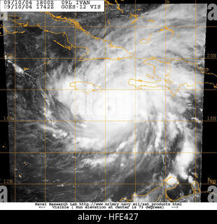 Un'immagine satellitare mostra l'uragano Ivan, una tempesta di categoria 4 nel Mar dei Caraibi, con venti massimi di 145 mph e un occhio ben definito a sud-est di Kingston, Giamaica, che colpisce Grenada, Tobago e Venezuela. Foto Stock