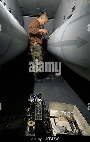 040914-N-1229B-127 Oceano Pacifico (sett. 14, 2004) Ð Sgt. Jeremy Bush, assegnato all'ÒRed DevilsÓ di Marine Fighter Attack Squadron due tre due (VMFA-232), funziona su uno dei serbatoi di combustibile esterni di un F/A-18C Hornet a bordo della Nimitz-class portaerei USS Abraham Lincoln (CVN 72). Lincoln e avviato Carrier aria Wing due (CVW-2) stanno attualmente conducendo le operazioni di preparazione per una distribuzione programmata. Stati Uniti Navy foto di PhotographerÕs Mate Airman Patrick M. Bonafede (rilasciato) Navy US 040914-N-1229B-127 Sgt. Jeremy boccola lavora su uno dei serbatoi di combustibile esterni di un F-A-18C Horne Foto Stock