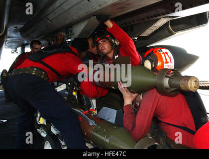 040917-N-4374S-011 Golfo Arabico (sett. 17, 2004) - Aviazione Ordnancemen caricare un guidato unità bomba-12 (GBU-12) su un F-14B Tomcat assegnato all'ÒJolly RogersÓ del Fighter Squadron uno zero tre (VF-103) sul ponte di volo della portaerei USS John F. Kennedy (CV 67). Kennedy e la sua avviato Carrier aria Wing diciassette (CVW-17) sono operativi in la Quinta Flotta area di responsabilità (AOR) a sostegno dell'Operazione Iraqi Freedom (OIF). Unità del Kennedy Carrier Strike gruppo (CSG) stanno lavorando a stretto contatto con Corps-Iraq multinazionali e le forze irachene a portare stabilità al sovrano gover Foto Stock