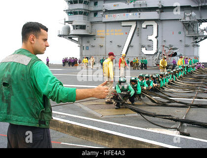 040916-N-1704R-067 Oceano atlantico (sett. 16, 2004) - ponte di volo il suo equipaggio partecipare ad un aeromobile di emergenza trapano barricade a bordo della USS George Washington (CVN 73). Il Norfolk, Virginia, base di centrali nucleari powered portaerei sta conducendo la formazione di routine al di fuori della costa est degli Stati Uniti. Stati Uniti Navy foto dal fotografo di Mate Airman Laura Rabe (rilasciato) Navy US 040916-N-1704R-067 ponte di volo il suo equipaggio partecipare ad un aeromobile di emergenza trapano barricade a bordo della USS George Washington (CVN 73) Foto Stock