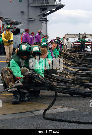 040916-N-1704R-010 Oceano atlantico (sett. 16, 2004) - ponte di volo il suo equipaggio partecipare ad un aeromobile di emergenza trapano barricade a bordo della USS George Washington (CVN 73). Il Norfolk, Virginia, base di centrali nucleari powered portaerei sta conducendo la formazione di routine al di fuori della costa est degli Stati Uniti. Stati Uniti Navy foto di PhotographerÕs Mate Airman Laura Rabe (rilasciato) Navy US 040916-N-1704R-010 ponte di volo il suo equipaggio partecipare ad un aeromobile di emergenza trapano barricade a bordo della USS George Washington (CVN 73) Foto Stock