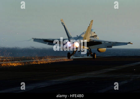 040921-N-7732W-151 Oceano Indiano (sett. 21, 2004) - scintille volare dal gancio di coda di un F/A-18C Hornet assegnato al "pugno di Flotta" di Strike Fighter Squadron due cinque (VFA) come la piena potenza viene applicata dopo la realizzazione di un "pallottole' a bordo della Nimitz-class portaerei USS John C. Stennis (CVN 74). Un pallottole è quando il velivolo di gancio di coda non riesce a prendere un filo di arresto, causando il velivolo per applicare la piena potenza e andare indietro intorno ad un altro tentativo di atterraggio. Stennis e avviato Carrier aria Wing quattordici (CVW-14) sta partecipando ad una distribuzione programmata per il Pacifico occidentale Foto Stock