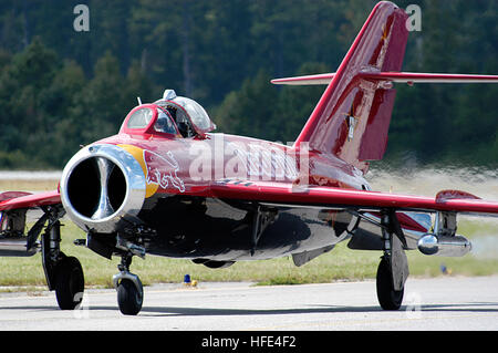 040925-N-0295M-069 Naval Air Station Oceana, Va. (sett. 25, 2004) Ð Bill Reesman taxi il suo colore rosso brillante Vietnam-era il russo MIG-17F durante il 2004 ÒIn perseguimento della libertà,Ó Naval Air Station Oceana Air Show. Reesman mette il suo MIG-17F attraverso impegnativo a 8 g di manovre acrobatiche a velocità prossime a 600 mph, arrampicata 20.000 ft. al minuto. L'air show tenutosi sett. 24-26, ha montrato civili e aerei militari da NationÕs forze armate, che ha fornito molte dimostrazioni di volo statico e visualizza. Stati Uniti Navy foto di PhotographerÕs Mate 2a classe Daniel J. McLain (rilasciato) Navy US 040925-N-029 Foto Stock