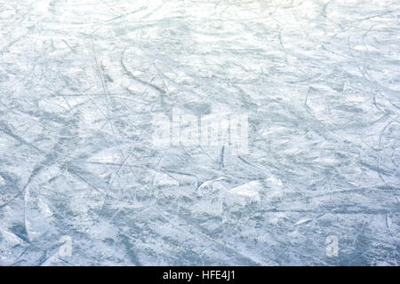 Sfondo di ghiaccio con segni di pattinaggio e hockey e pattinaggio su ghiaccio piano, sport invernali Foto Stock