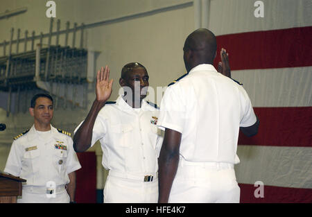 031001-N-0967W-033 a bordo della USS Ronald Reagan (CVN 76) 1 ottobre, 2003 -- Ens. Christopher Cole amministra la riaffermazione del giuramento di ufficio al suo padre, Chief Warrant Officer Leon Cole, durante una cerimonia di promozione a bordo della USS Ronald Reagan (CVN 76). Il sambuco Cole è il primo ufficiale promosso al rango di Chief Warrant Officer cinque (CWO ti5) poiché la sua reintroduzione dello scorso anno. Stati Uniti Navy foto dal fotografo di Mate 2a classe Anthony W. Walker. (Rilasciato) Navy US 031001-N-0967W-033 Ens. Christopher Cole amministra la riaffermazione del giuramento di ufficio al suo padre, Chief Warrant Offic Foto Stock