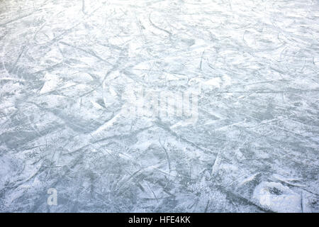 Sfondo di ghiaccio con segni di pattinaggio e hockey e pattinaggio su ghiaccio piano, sport invernali Foto Stock