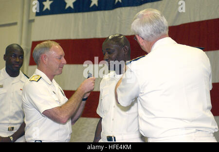 031001-N-0967W-037 a bordo della USS Ronald Reagan (CVN 76) 1 ottobre, 2003 -- Vice Adm. Gerald Hoewing (sinistra) e posteriore Adm. Justin McCarthy, modificare le schede di spallamento del Chief Warrant Officer Leon Cole durante una cerimonia di promozione a bordo della USS Ronald Reagan (CVN 76). Cole è il primo ufficiale promosso al rango di Chief Warrant Officer cinque (CWO ti5) poiché la sua reintroduzione dello scorso anno. Stati Uniti Navy foto dal fotografo di Mate 2a classe Anthony W. Walker. (Rilasciato) Navy US 031001-N-0967W-037 Vice Adm. Gerald Hoewing (sinistra) e posteriore Adm. Justin McCarthy, modificare le schede della spalla del capo ufficio Warrant Foto Stock