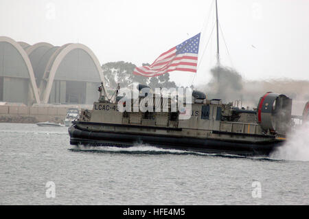 041002-N-1722M-005 San Diego, California (Ott. 2, 2004) - Una Landing Craft Air Cushion (LCAC), assegnato all'assalto anfibio nave USS Tarawa (LHA 1), passa nella parte anteriore della base navale di Coronado/Naval Air Station North Island con la bandiera americana nel retro terra durante la ÒSea e aria Parade.Ó La parata di La Marina e la Guardia costiera navi era parte della flotta settimana 2004 Celebrazione detenuti nella baia di San Diego. Settimana della flotta di San Diego è un tre-settimana omaggio ai militari e alle loro famiglie che fanno di San Diego e la California Meridionale, la più grande concentrazione di Marina e le forze di Marino nel mondo. Stati Uniti N Foto Stock