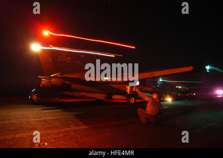 041005-N-2541H-001 Golfo Arabico (ott. 5, 2004) - Un F-14B Tomcat assegnato al "Jolly Rogers' del Fighter Squadron uno zero tre (VF-103), lancia off convenzionalmente alimentato portaerei USS John F. Kennedy (CV 67) durante la notte le operazioni di volo. Kennedy e avviato Carrier aria Wing diciassette (CVW-17) sono attualmente in corso di implementazione in la Quinta Flotta area di responsabilità (AOR) a sostegno dell'Operazione Iraqi Freedom (OIF). Stati Uniti Navy foto dal fotografo compagno del 3° di classe William Hiembuch (rilasciato) Navy US 041005-N-2541H-001 Un F-14B Tomcat lancia off convenzionalmente alimentato velivoli del tipo AW Foto Stock