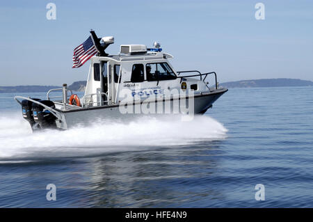 040907-N-0683J-061 Naval Station Everett, Washington. (Sett. 7, 2004) - una marina regione nord-ovest di polizia pattuglia Multimissione barca su guarda nel Puget Sound. Stati Uniti Navy foto dal fotografo di Mate Airman Kristin M. Johnson (rilasciato) Navy US 040907-N-0683J-061 una marina regione nord-ovest di polizia pattuglia Multimissione barca su guarda nel Puget Sound Foto Stock