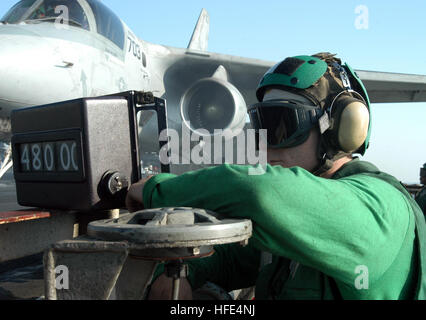 041005-N-4565G-002 Golfo Arabico (ott. 5, 2004) - Un aviatore assegnato a V-2 Divisione, visualizza il peso ardesia per un volo ufficiale di coperta a bordo del convenzionalmente alimentato portaerei USS John F. Kennedy (CV 67). Un peso ardesia visualizza il peso totale del velivolo, di carburante e di munizioni per il pilota, volo ufficiale di coperta e il deck operatore di bordo. Kennedy e avviato Carrier aria Wing diciassette (CVW-17) sono attualmente in corso di implementazione in la Quinta Flotta area di responsabilità (AOR) a sostegno dell'Operazione Iraqi Freedom (OIF). Stati Uniti Navy foto dal fotografo di Mate Airman Tommy Gilligan (rilasciato) US Foto Stock