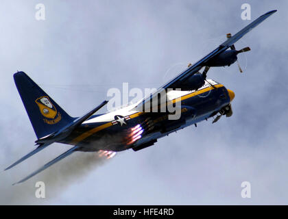 041009-N-0879R-004 Kaneohe Bay, Hawaii (ott. 9, 2004) Ð U.S. Marine Corps C-130 Hercules ÒFat Albert,Ó assegnati per gli Stati Uniti Navy dimostrazione di volo team, il ÒBlue Angeli,Ó utilizza Jet assistito il decollo (JATO) bottiglie durante un decollo oltre Marine Corps Air Station Kaneohe Bay, Hawaii. Fat Albert calci-off mostrano ciascuna con un decollo assistito. Il team eseguita per migliaia di spettatori a "Blues sulla Baia' Marine Corps-Navy Air Show Ott 9-10, 2004. Il Blue Angels volare l'F/A-18A Hornet come essi eseguire circa 30 manovre durante la manifestazione aerea, che scorre a circa Foto Stock