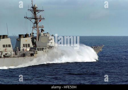 041018-N-6213R-026 Oceano Pacifico (ott. 18, 2004) - onde infrangersi sulla prua del missile destroyer USS Howard (DDG 83) durante gli esercizi con la Nuclear powered portaerei USS John C. Stennis (CVN 74). Stennis e avviato Carrier aria Wing quattordici (CVW-14) sono su una distribuzione programmata all'Oceano Pacifico occidentale. Stati Uniti Navy foto dal fotografo compagno del 3° di classe Mark J. Rebilas (rilasciato) Navy US 041018-N-6213R-026 onde infrangersi sulla prua del missile destroyer USS Howard (DDG 83) durante gli esercizi con la Nuclear powered portaerei USS John C. Stennis (CVN 74) Foto Stock