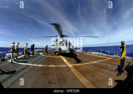 041019-N-7732W-008 Oceano Pacifico (ott. 19, 2004) - il personale a bordo della Oliver Hazard Perry-classe fregata USS Ford (FFG 54) fanno la loro strada verso un MH-60S Knighthawk assegnato al 'Gunbearers' di elicottero di lottare contro lo squadrone di supporto undici (HC-11), per essere trasportati alla Nimitz-class portaerei USS John C. Stennis (CVN 74). Ford e Stennis sono su una distribuzione programmata all'Oceano Pacifico occidentale. Stati Uniti Navy foto dal fotografo di Mate Airman Charlie Whetstine (rilasciato) Navy US 041019-N-7732W-008 di personale di bordo il pericolo di Oliver Perry-classe fregata USS Ford (FFG 54) rendono il loro w Foto Stock