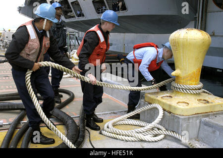 040920-N-0683J-028 Naval Station Everett, Washington. (Sett. 20, 2004) - velisti assegnati alla stazione navale di Everett, Washington, ormeggio sicuro una linea intorno ad un bollard come la Nimitz-class portaerei USS Abraham Lincoln (CVN 72) ritorna da in mare le operazioni di preparazione per una distribuzione programmata. Stati Uniti Navy foto dal fotografo di Mate Airman Kristin M. Johnson (rilasciato) Navy US 040920-N-0683J-028 velisti assegnati alla stazione navale di Everett, Washington, ormeggio sicuro una linea intorno ad un bollard Foto Stock