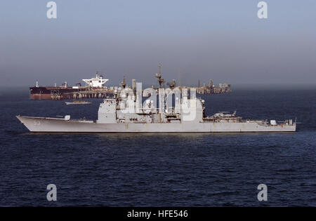 041020-N-1348L-170 Nord Golfo Arabico - (ott. 20, 2004) - il missile cruiser USS Mobile Bay (CG 53) e Landing Craft Utility (LCU 1634), assegnato a Assault Craft cinque unità (ACU-5), a pattugliare le acque che circondano l'Al Basrah terminale petrolifero (RELATIVE AL) come un super tanker prende sul petrolio greggio. Mobile Bay e LCU 1634 sono tra diversi Stati Uniti La Marina Militare, Guardia Costiera e le navi della coalizione che condividono la responsabilità di pattugliamento e di salvaguardare le acque vicino al Khawr AL Amaya terminale petrolifero (KAAOT) e la Al Basrah terminale petrolifero (RELATIVE AL) nel Golfo Arabico. Stati Uniti Navy foto dal fotografo compagno del 1° C Foto Stock