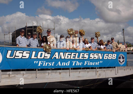 041022-N-8157C-011 Pearl Harbor, Hawaii (ott. 22, 2004) - velisti assegnati all attacco sommergibile USS Los Angeles (SSN 688), e San Francisco 49erÕs cheerleaders posano per una foto di gruppo prima di un tour a bordo di Los Angeles. Quattro di San Francisco 49erÕs cheerleaders visitato il Los Angeles e il missile destroyer USS Chung-Hoon (DDG 93) per promuovere il Pro Bowl football biglietti in vendita. Hawaii è l'host del Pro Bowl, che avviene nei primi giorni di febbraio. Stati Uniti Navy foto di PhotographerÕs Mate 2a classe Dennis C. Cantrell (rilasciato) Navy US 041022-N-8157C-011 velisti assegnati per il Foto Stock