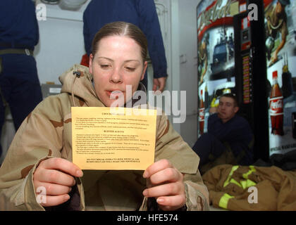 041023-N-6125G-105 Oceano atlantico (ott. 23, 2004) - Personnelman 1a classe Stephanie Jackson legge il chimico, biologico e radiologia card per il resto dell'inchiesta interna team durante un quartier generale (GQ) praticare a bordo della Nimitz-class portaerei USS Harry Truman (CVN 75). Il vettore di Truman Strike gruppo (CSG) è su un regolarmente la distribuzione programmata a sostegno della guerra globale al terrorismo e sta conducendo le qualifiche del gestore della costa orientale degli Stati Uniti. Stati Uniti Navy foto di PhotographerÕs Mate Airman Eric S. Garst (rilasciato) Navy US 041023-N-612 Foto Stock