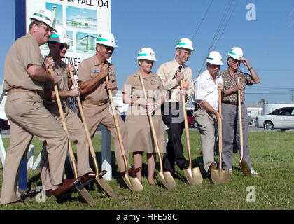 021018-N-9246W-018 Naval Air Facility Key West, Fla. (ott. 18, 2002) Ð da sinistra a destra, posteriore Adm. Jan Gaudio comandante uscente Navy regione sud-est; Capt. Paolo McMahon, Commander Naval Facilities Engineering Command, Divisione meridionale; Capt. Lawrence S. Cotone, Comandante Naval Air Facility Key West; posteriore Adm. Annette Brown, (in arrivo) comandante della Marina regione sud-est; Thomas Matski, VOA Associates Vice Presidente; Jimmy Weekley, Key West Sindaco della città; e Charles McCoy, Contea di Monroe sindaco sostare davanti a un segno di costruzione con pale durante una massa cerimonia di rottura per un nuovo Foto Stock