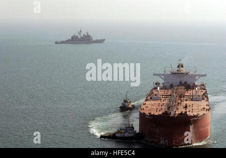 041028-N-1348L-128 Nord Golfo Arabico (ott. 28, 2004) - il missile cruiser USS Mobile Bay (CG 53) pattuglia le acque che circondano l'Al Basrah terminale petrolifero (RELATIVE AL), come due iracheni barche rimorchiatore di guida di un super-petroliera nel luogo dove si terrà sul petrolio greggio. Mobile Bay è tra i diversi Stati Uniti Navy, U.S. Guardia costiera e le navi della coalizione che condividono la responsabilità di pattugliamento e di salvaguardia Khawr Al Amaya (KAAOT) e Al Basrah (RELATIVE AL) Olio terminali. Mobile Bay è casa ported a San Diego, California, ed è assegnato a Expeditionary Strike gruppo tre (ESG-3). Stati Uniti Navy foto di photographe Foto Stock