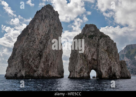Faraglioni Capri il leggendario trio di mare giganti. Capri è un'isola, la baia di Napoli. Capri è un'isola, la baia di Napoli, Italia, Europa Foto Stock
