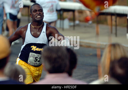 041031-N-6967M-013 Washington, D.C. (Ott. 31, 2004) - Lt. La Cmdr. Ronnie Harris, assegnato per gli Stati Uniti Accademia navale, getta acqua sulla folla come egli passa attraverso una stazione di acqua durante la XXIX annuale di Marine Corps Marathon. Quasi 18.000 persone correvano la maratona che ha avuto inizio presso il Cimitero Nazionale di Arlington, il taglio attraverso il Georgetown e il centro cittadino di Washington, D.C. Stati Uniti Navy foto dal fotografo di mate 1. Classe Shane T. McCoy (rilasciato) Navy US 041031-N-6967M-013 Lt. La Cmdr. Ronnie Harris, assegnato per gli Stati Uniti Accademia navale, getta acqua sulla folla come egli passa attraverso una stazione di acqua durante il 29 Mar annuale Foto Stock