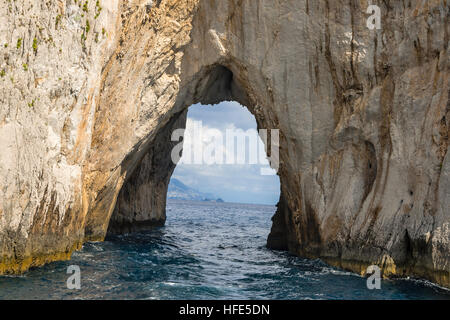Il famoso arco di pietra nel Faraglione di Mezzo ,Capri, un'isola, la baia di Napoli, Italia, Europa Foto Stock