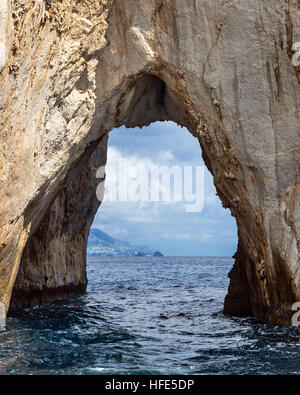 Faraglione di Mezzo famoso arco di pietra, Faraglioni - costiere oceaniche e formazione di roccia erosa dalle onde. Capri, Italia, Foto Stock
