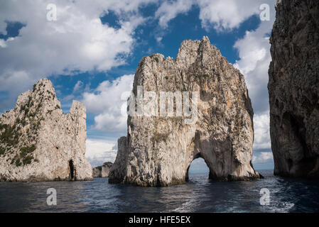 Faraglioni - Capri il leggendario trio di mare giganti. Capri è un'isola, la baia di Napoli, Italia, Europa Foto Stock