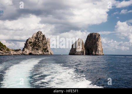 Faraglioni panorama, vista dall'imbarcazione turistica ,Capri, Italia , Italia Foto Stock