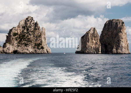 Vista dall'imbarcazione turistica sui Faraglioni - tre famose rocce,Capri, Italia Foto Stock