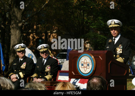 041105-N-2383B-165 Washington, D.C. (Nov. 5, 2004) - Direttore reattori navali, ADM. Frank 'Skip' Bowman, offre commento e riflette sui suoi 38 anni di onorato servizio navale al suo cambiamento di comando e il pensionamento cerimonia di premiazione che si terrà a bordo del Washington Navy Yard. Adm. Bowman farà girare il comando di Adm. Kirkland H. Donald che per ultima ha servito come comandante navale forze sottomarine. Stati Uniti Navy foto di Chief Fotografo compagno del Johnny Bivera (rilasciato) Navy US 041105-N-2383B-165 Direttore reattori navali, ADM. Frank saltare Bowman, offre commento e riflette sui suoi 38 anni di illustri nav Foto Stock