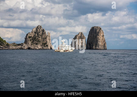 Escursioni a terra da imbarcazione turistica vicino a Capri il leggendario trio di giganti del mare, Capri, Italia Foto Stock
