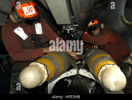 041108-N-8704K-007 Golfo Arabico (nov. 8, 2004) - Aviazione Ordnancemen, assegnato all'ÒJolly RogersÓ del Fighter Squadron uno zero tre (VF-103), fare i preparativi per caricare un MC-83 1,000 libbra scopo generale bomba è equipaggiato con una prossimità-fuze su di un F-14B Tomcat a bordo della portaerei USS John F. Kennedy (CV 67). Carrier aria Wing diciassette (CVW-17) a bordo di aeromobili Kennedy sono di supporto dalle truppe di terra in Fallujah in Iraq. La vicinanza a spoletta bombe vengono usati contro bersagli come truppe in trincee, radar, autocarri e altri veicoli. Kennedy e avviato CVW-17 sono attualmente in corso di implementazione in t Foto Stock