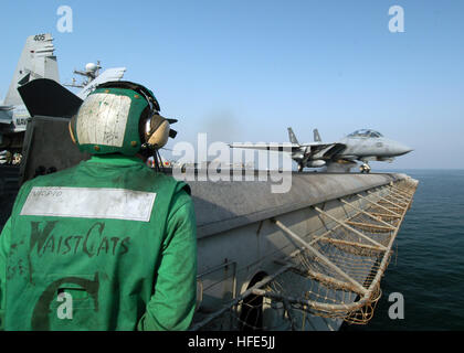 041109-N-8704K-004 Golfo Arabico (nov. 9, 2004) - Un F-14B Tomcat, assegnato all'ÒJolly RogersÓ del Fighter Squadron uno zero tre (VF-103), si lancia dal ponte di volo dell'convenzionalmente alimentato portaerei USS John F. Kennedy (CV 67). Carrier aria Wing diciassette (CVW-17) a bordo di aeromobili Kennedy sono di supporto dalle truppe di terra in Fallujah in Iraq, con l'operazione Al Fajr (nuova alba). Kennedy e avviato CVW-17 sono attualmente in corso di implementazione in la Quinta Flotta area di responsabilità. Stati Uniti Navy foto dal fotografo compagno del 3° di classe Joshua Karsten (rilasciato) Navy US 041109-N-8704K-004 Un F-14B Foto Stock